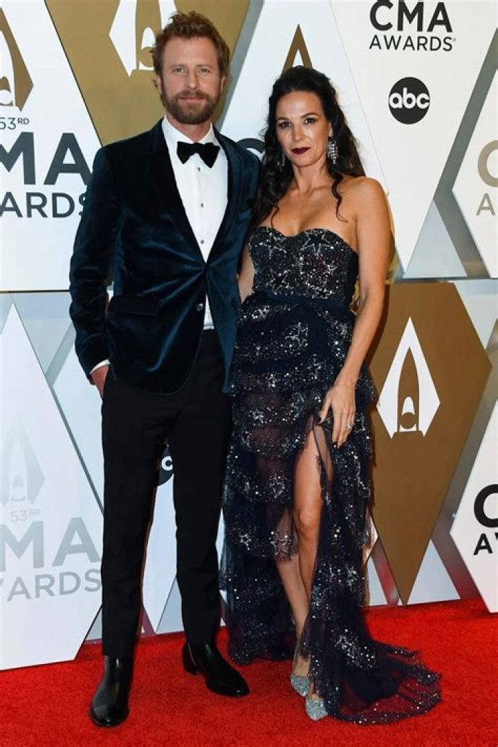 Dierks Bentley Wife, Married, Children, Net Worth, Age, and Wiki-bio