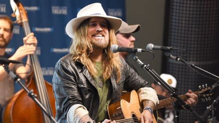 Is Miley Cyrus Left Handed?