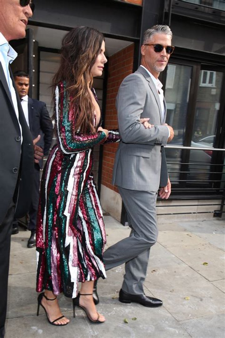 Is Sandra Bullock Left-Handed?