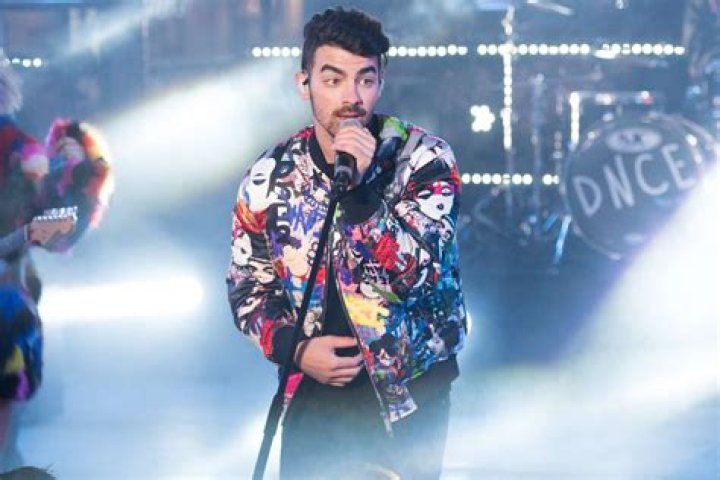 Joe Jonas Announces DNCE’s Return, Teases New Music & More – Celeb Secrets