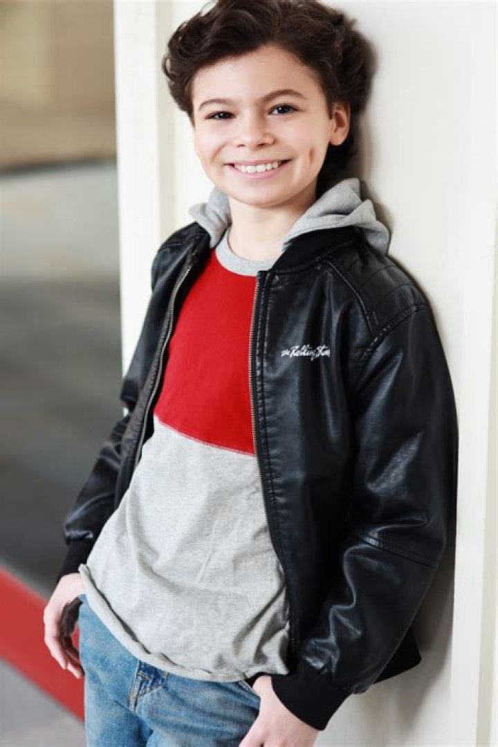 Raphael Alejandro Actually Learned Sign Language for an Episode of “Bunk’d” – Celeb Secrets