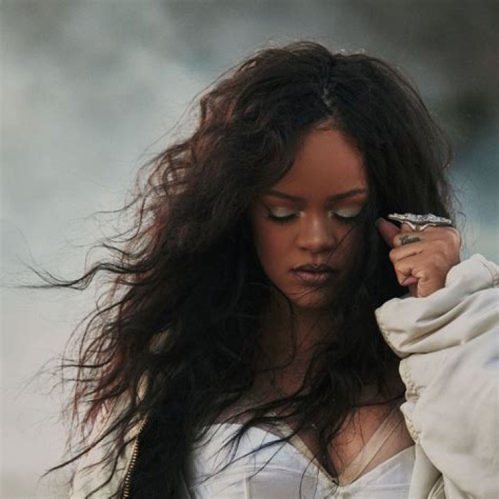 Rihanna Signs With Roc