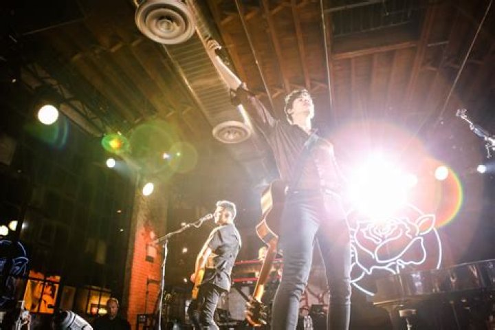 Shawn Mendes Kicks Off Rolling Stone’s Relaunch with Intimate Concert in New York City – Celeb Secrets