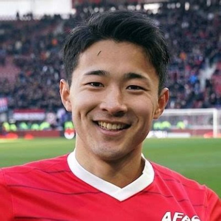 Yukinari Sugawara Age, Height, Wiki, Career Stats, Transfermrkt, Salary, Net Worth, Wife, and Instagram